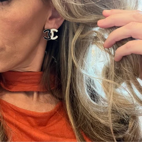 ❌SOLD❌CHANEL 23C Black & White XLarge CC logo stud earrings NEW w/TAGS & RECEIPT - Picture 5 of 13